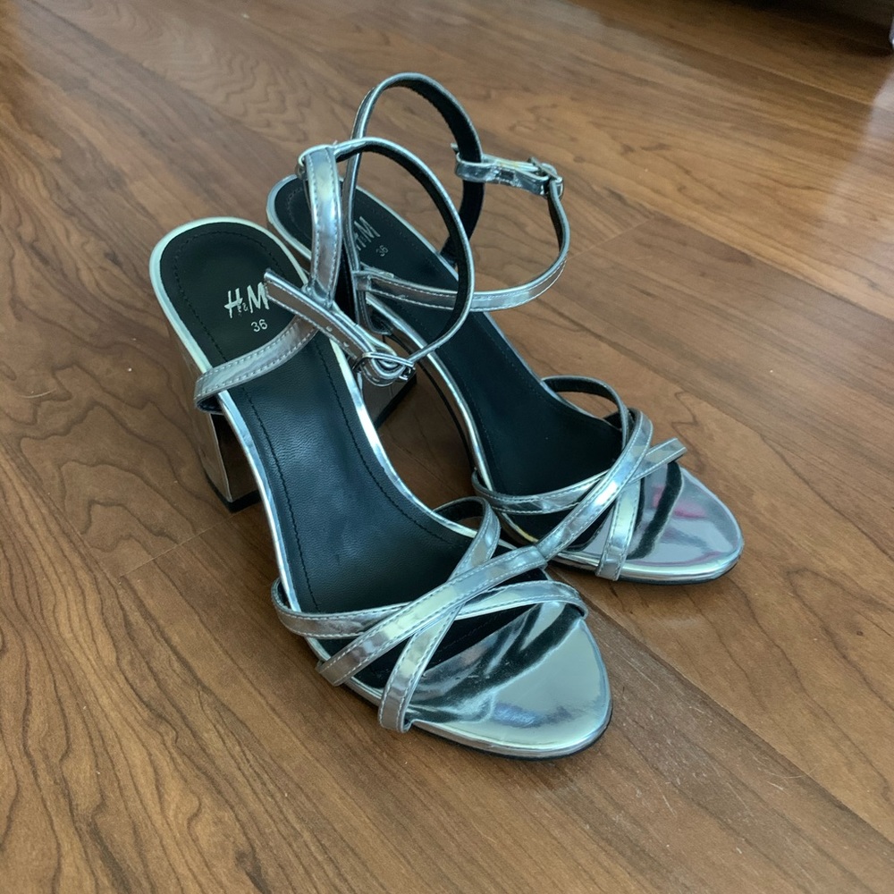 🔗Silver Strappy Heels🔗